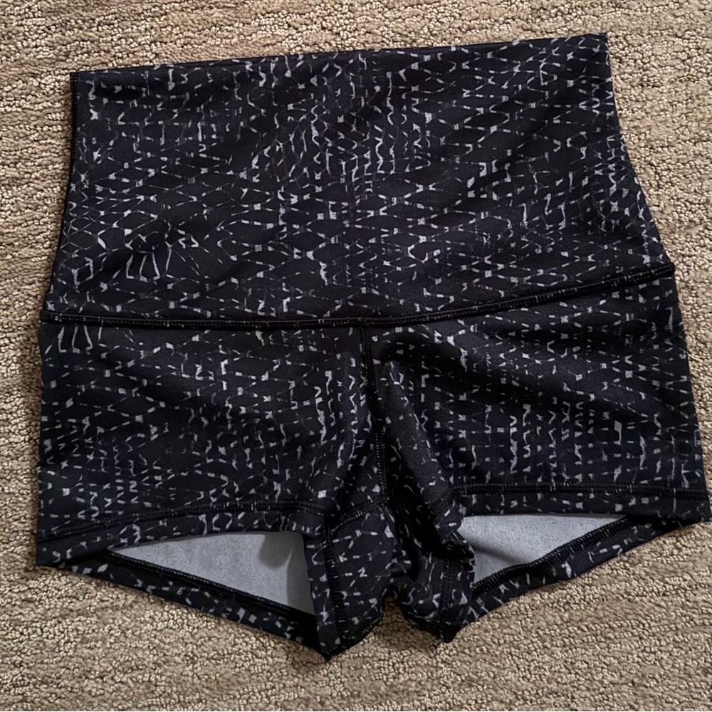 Lululemon black with gray print Booty Shorts size S